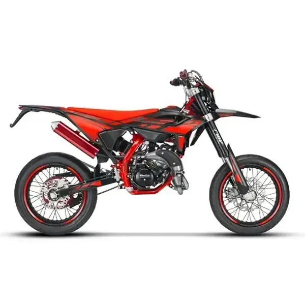 Motocicleta supermoto roja y negra sobre un fondo blanco