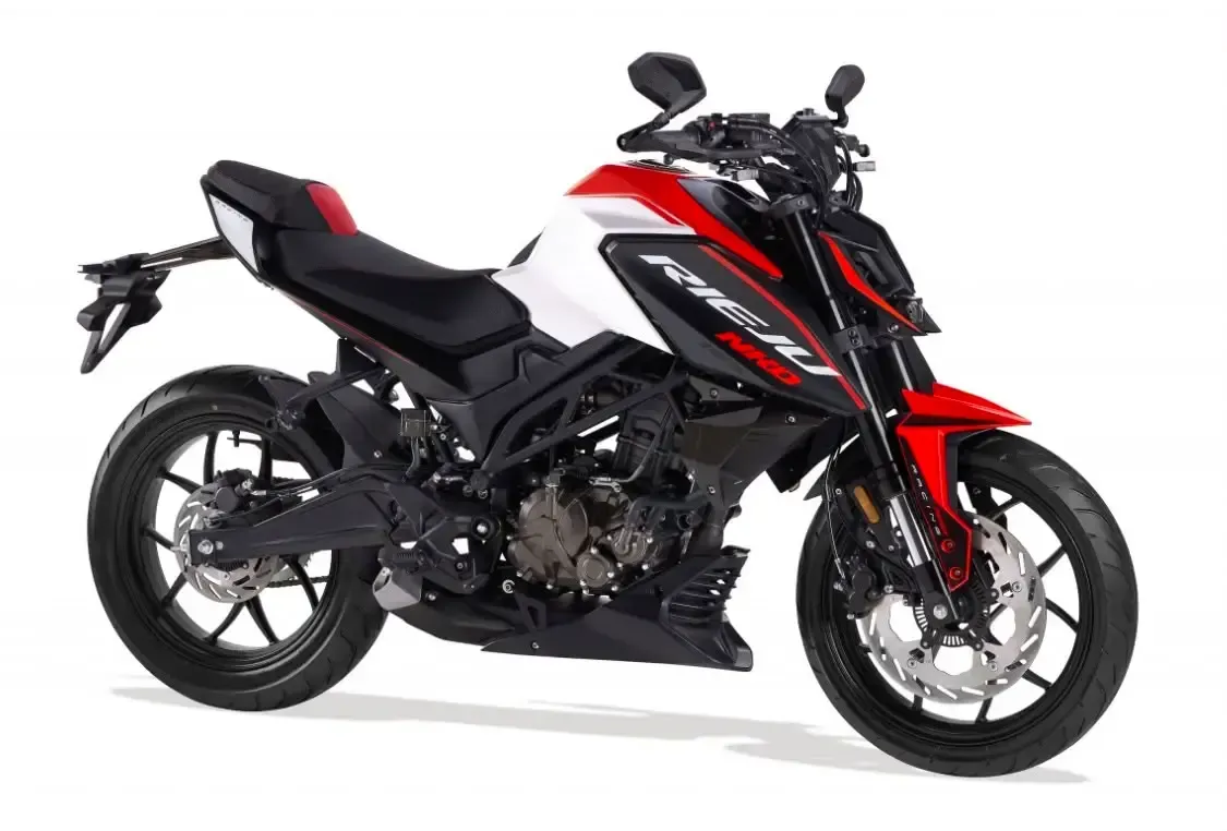 Motocicleta deportiva roja y negra sobre un fondo blanco.