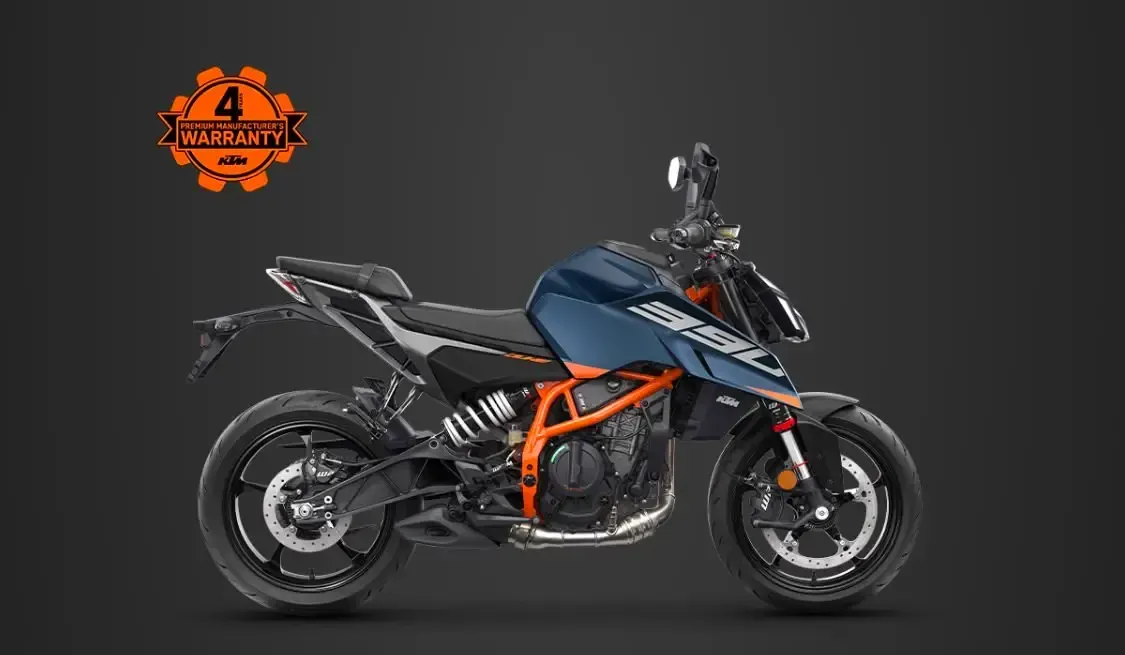 Motocicleta deportiva azul oscuro y naranja sobre un fondo gris de estudio con un pequeño logotipo en la parte superior izquierda.
