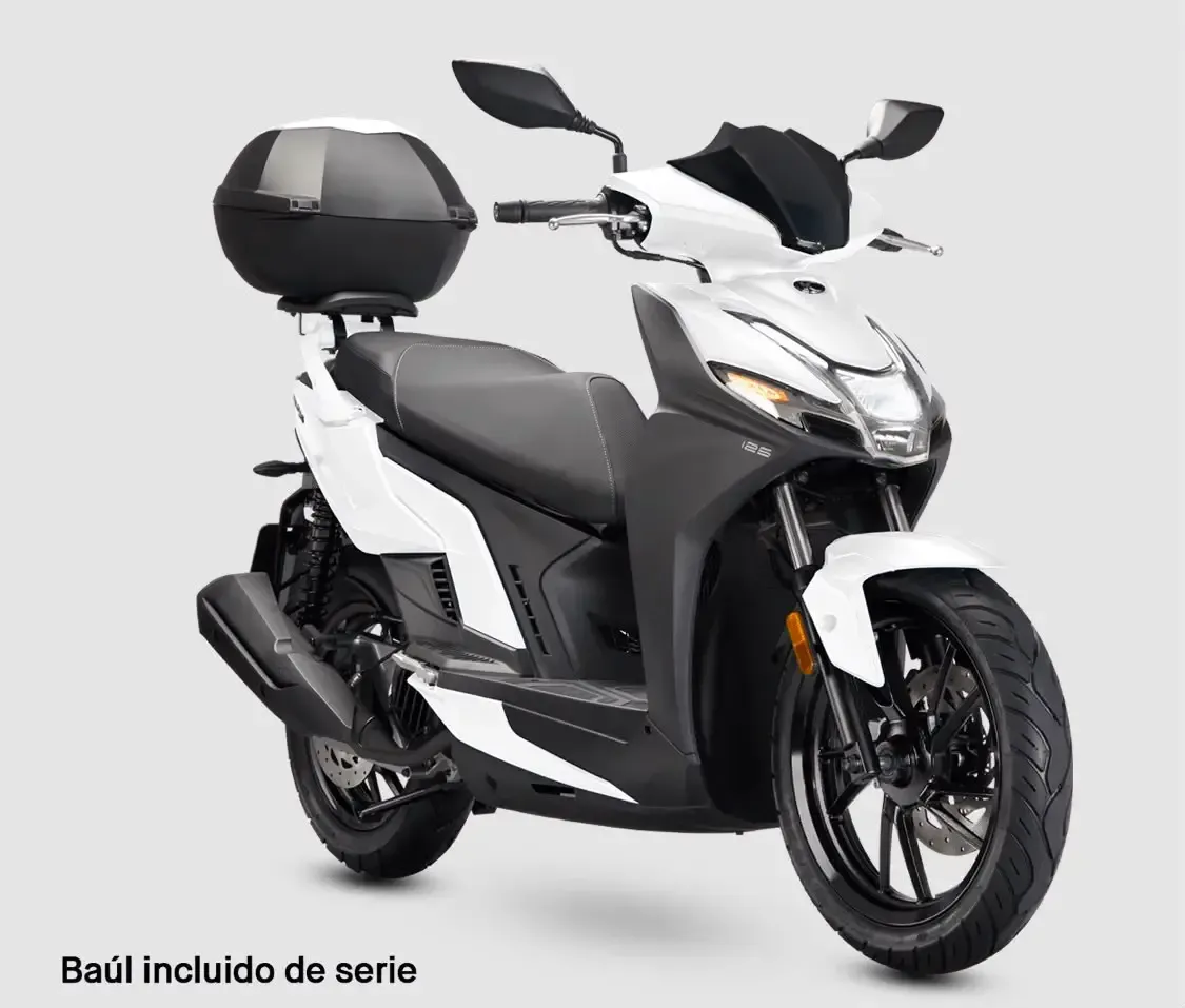 Scooter blanco y negro con maleta trasera sobre fondo gris claro