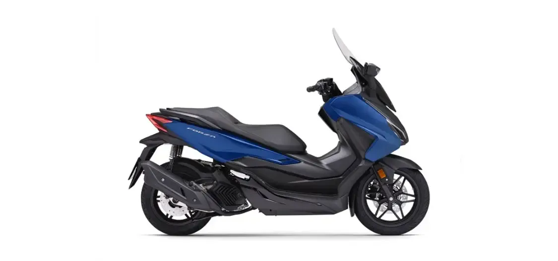 Vista lateral de una scooter azul y negra sobre un fondo blanco.