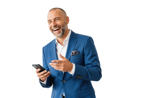 Un monsieur souriant portant une veste de couleur bleue tient son téléphone portable