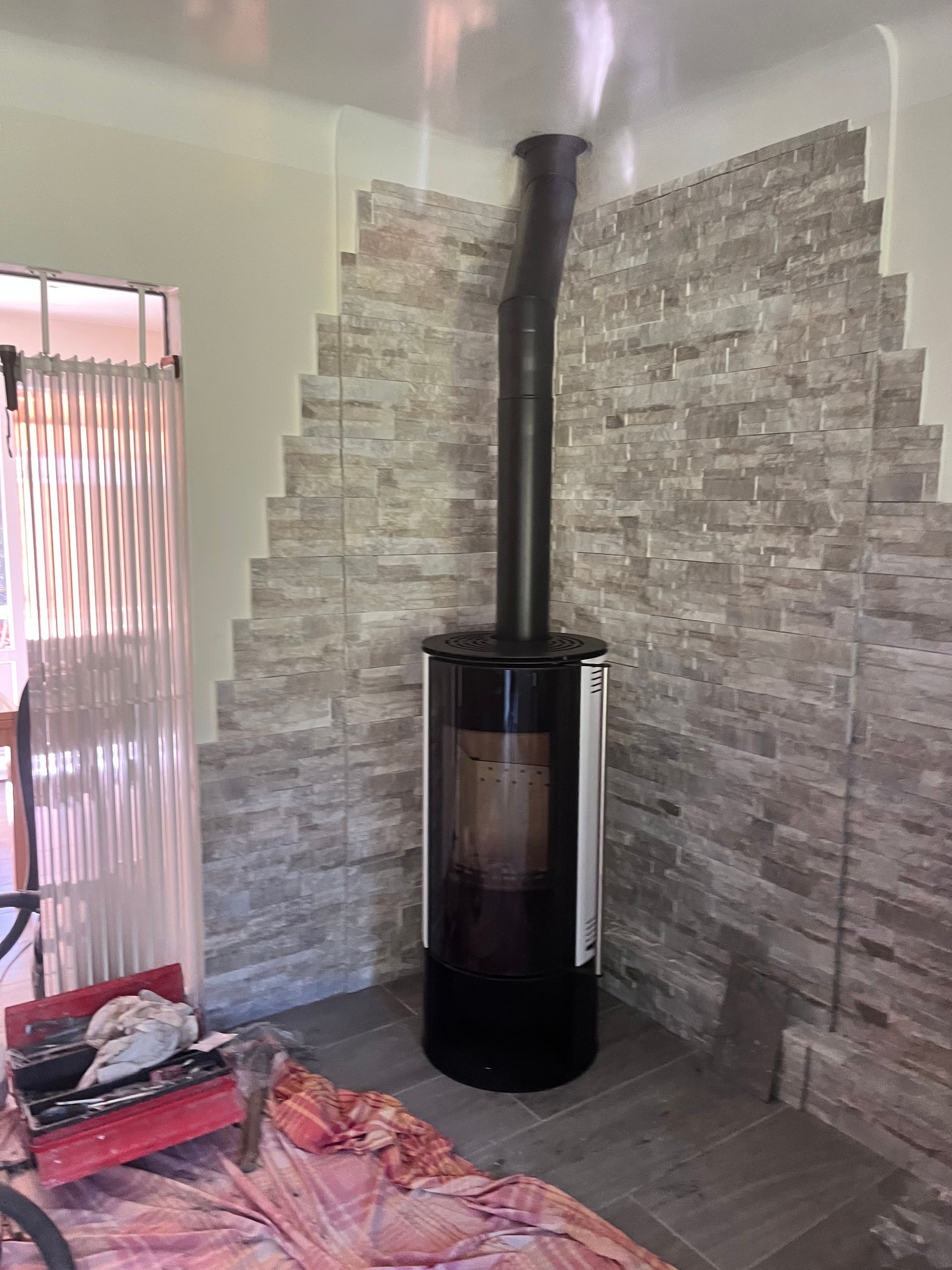 Installation d'une chaudière à bois dans le salon