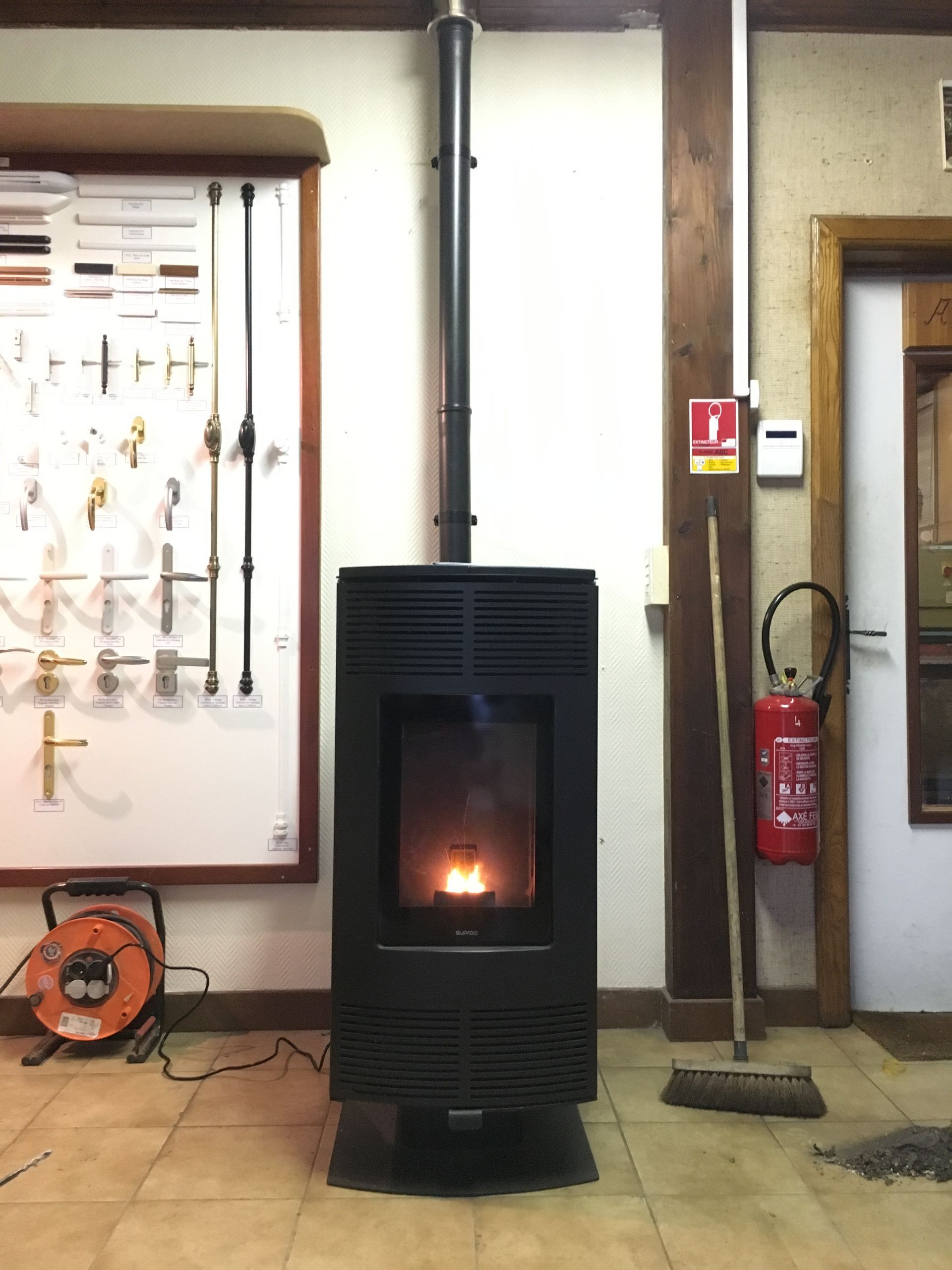 Un poêle à granulés installé dans une entreprise