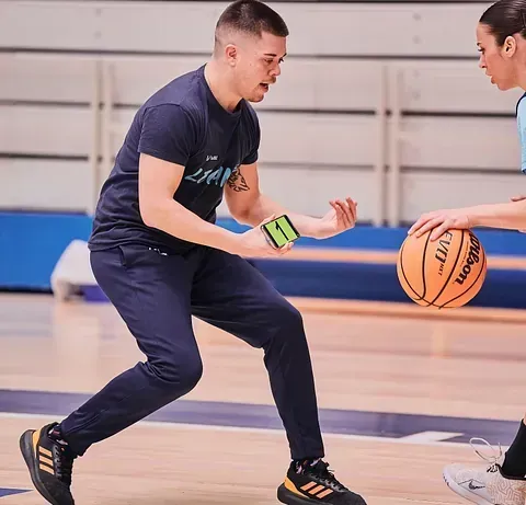 Un hombre y una mujer están jugando baloncesto en una cancha.