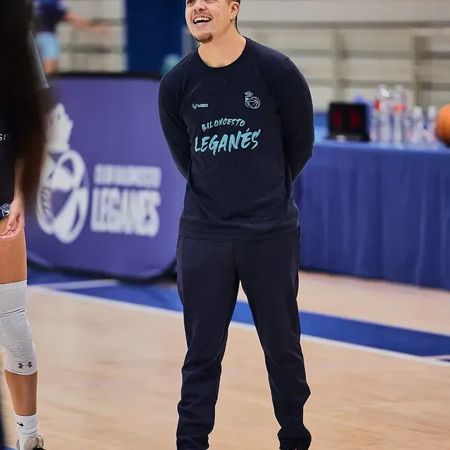 Un hombre con una camiseta del Leganés se encuentra en una cancha de baloncesto.