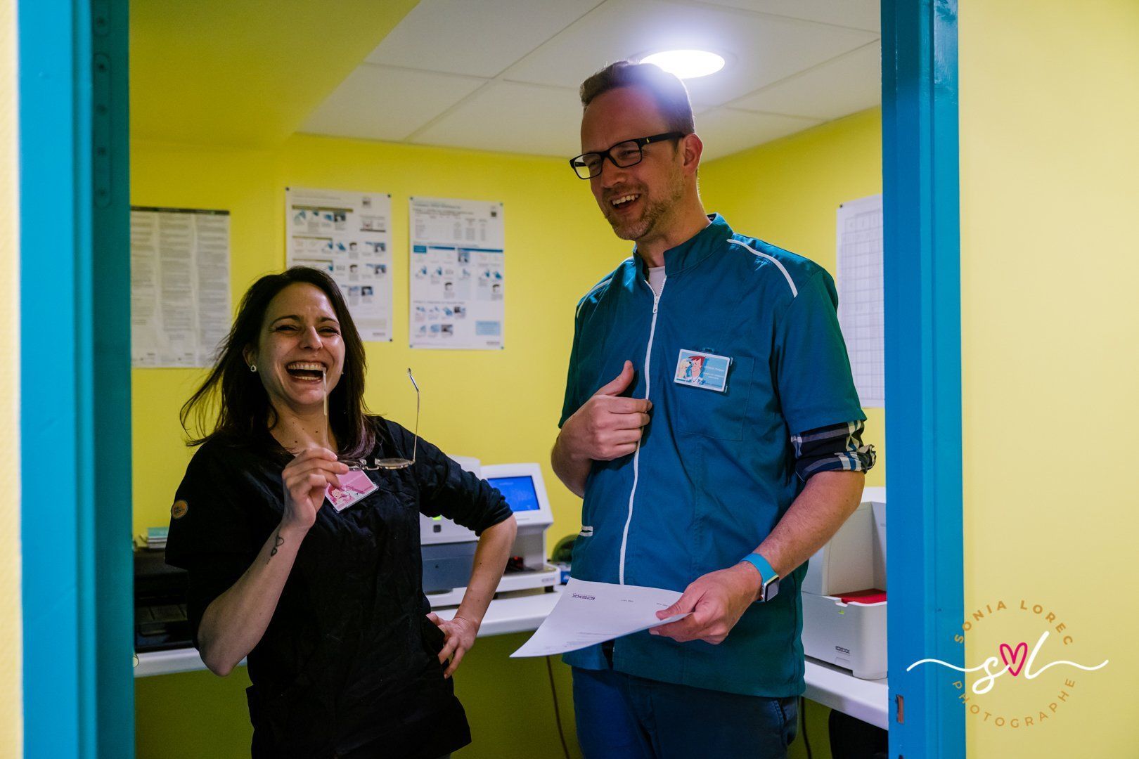 Deux collègues vétérinaires qui rigolent