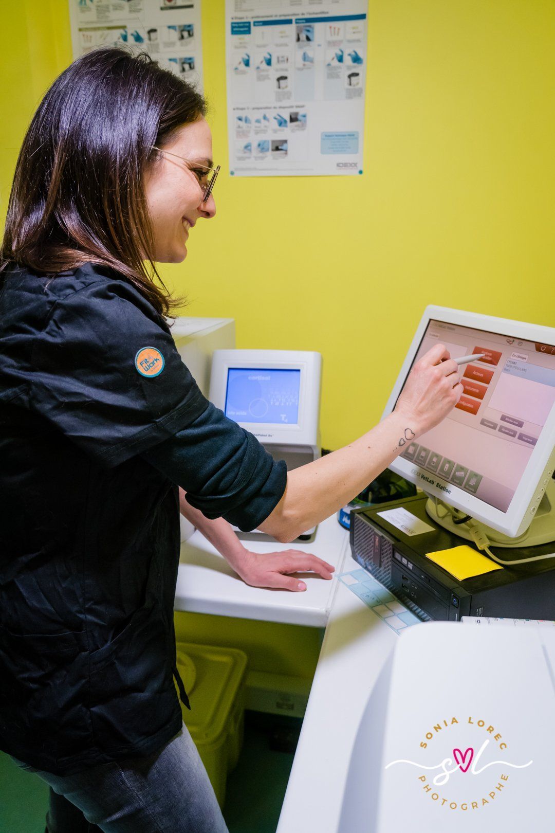 Une personne devant un écran tactile