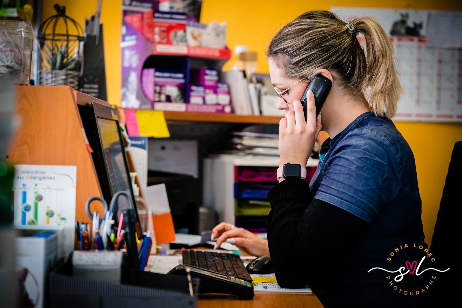 Une vétérinaire au téléphone