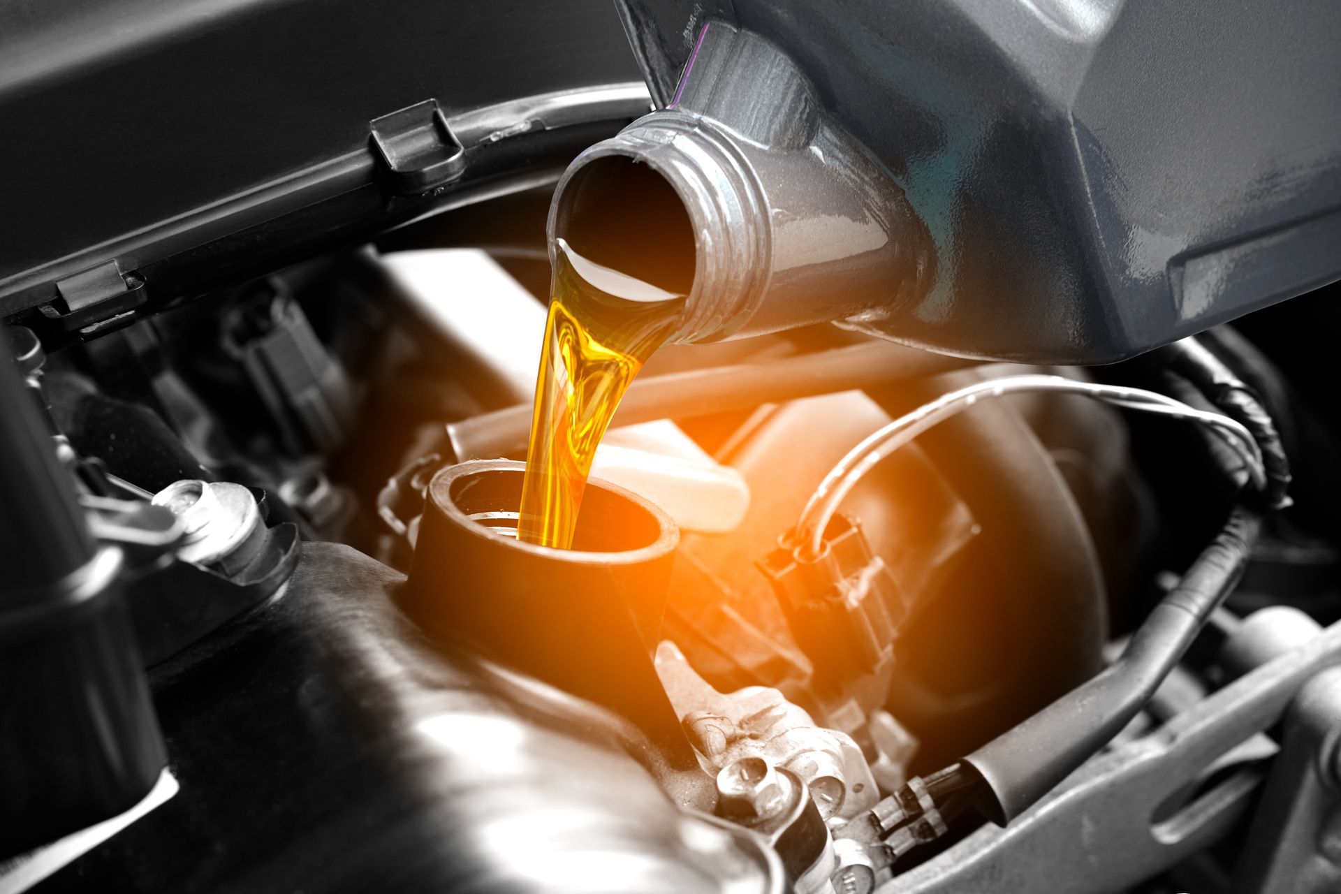 De l’huile moteur versée dans un moteur de voiture par l’orifice de remplissage
