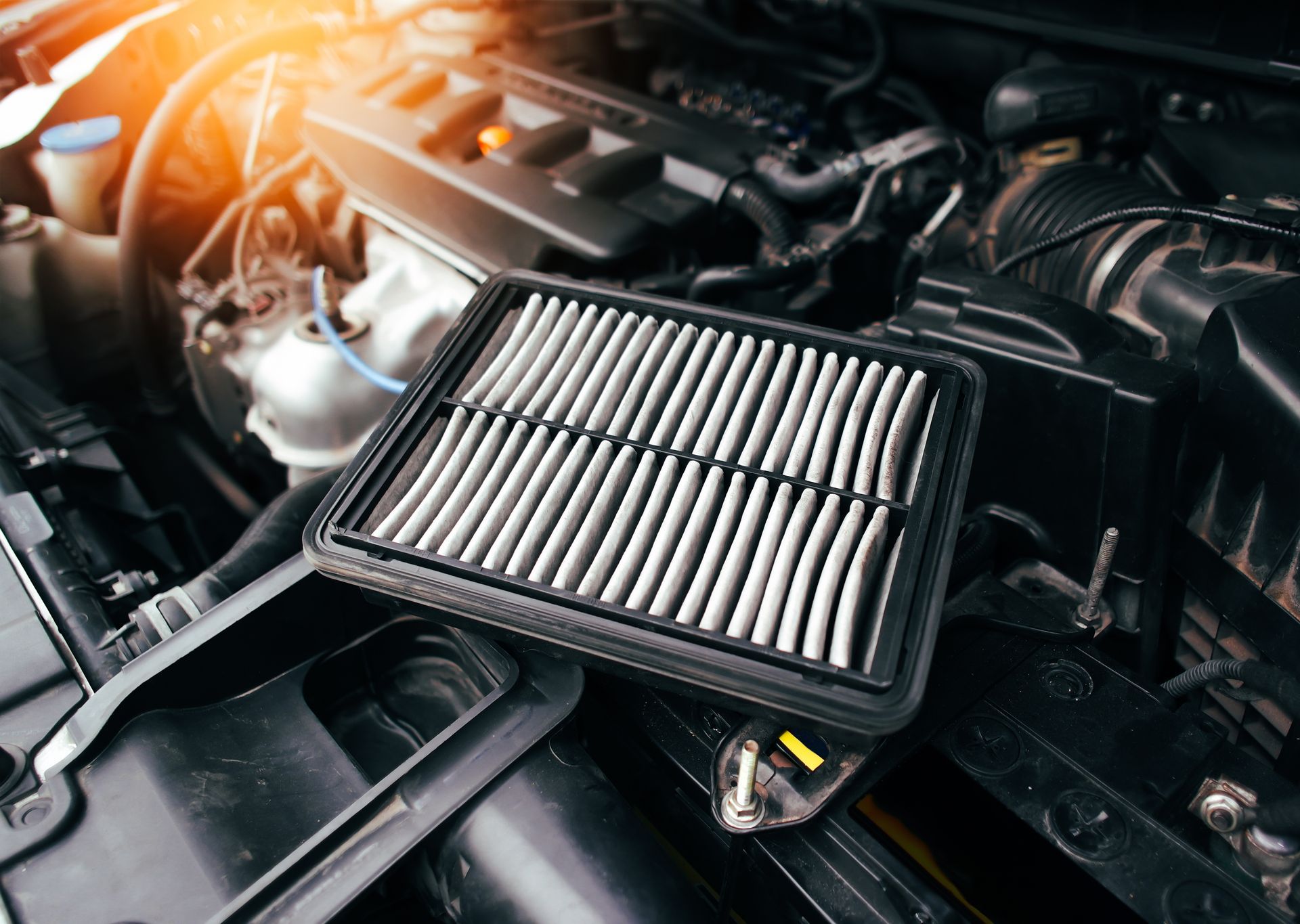 Compartiment moteur d’une voiture avec un filtre à air rectangulaire posé sur les éléments du système d’admission