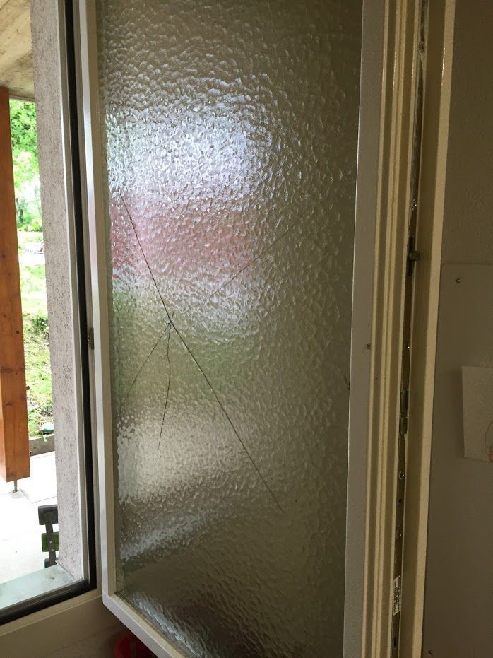 Glasbruch durch Steinschlag - kellerhals schreinerservice