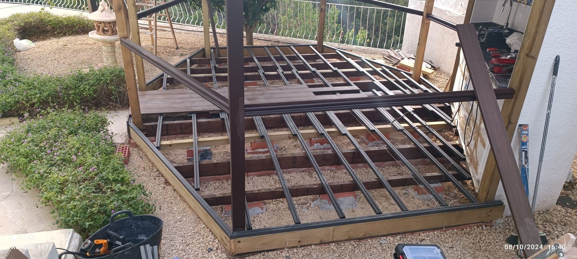 Se está construyendo una plataforma de madera con estructura de metal.