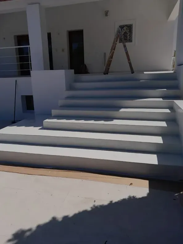 Un conjunto de escaleras que conducen a un edificio blanco.