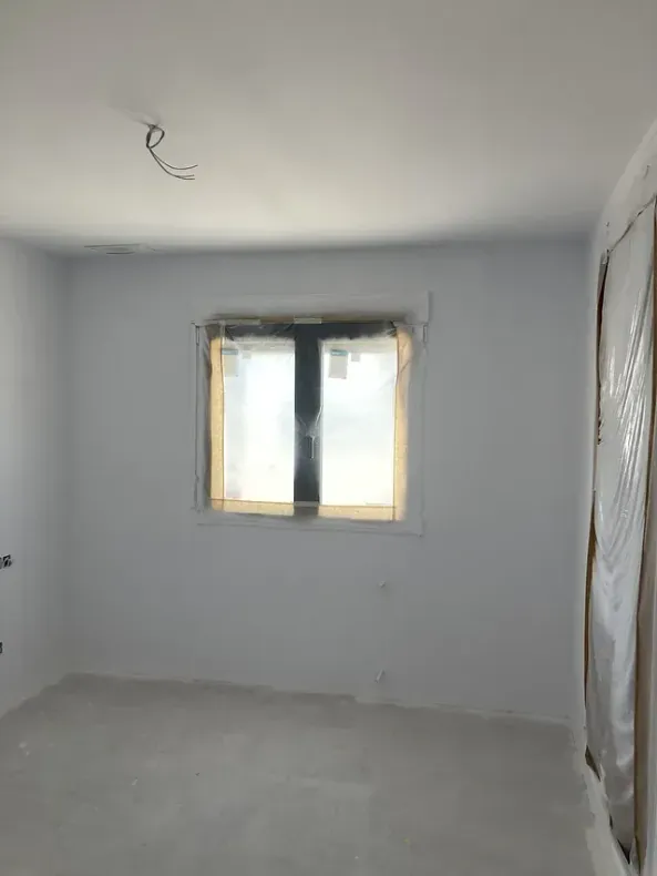 Hay una ventana en el medio de la habitación.