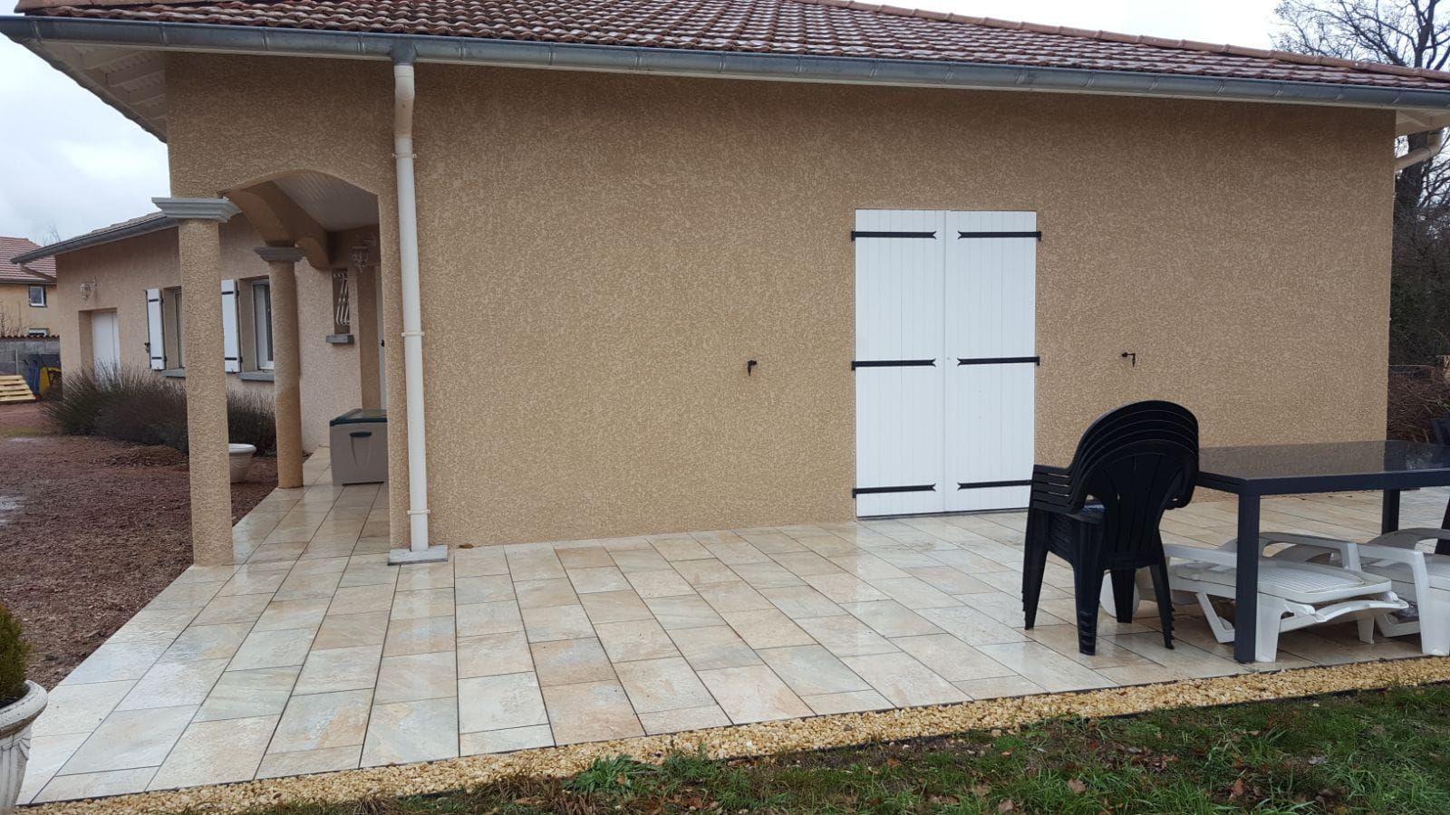 Maison avec une façade rénovée.
