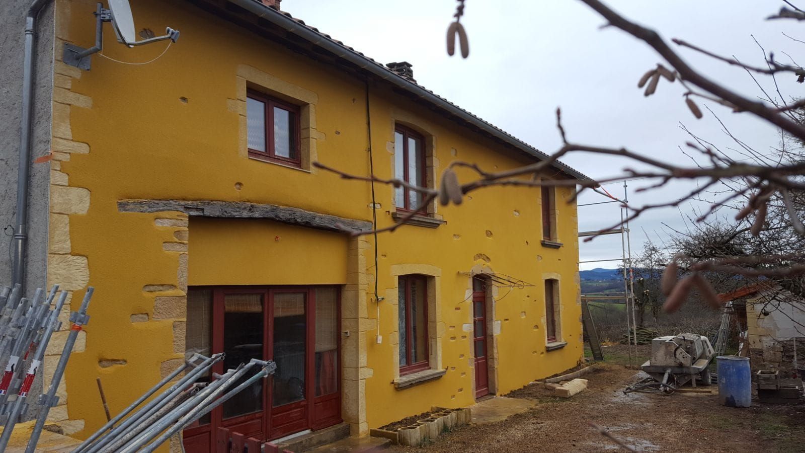 Maison avec une façade rénovée jaune.