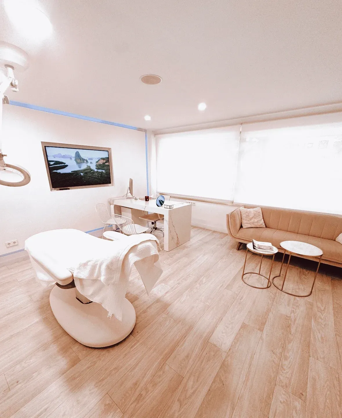 Una sala de estar con sofá, mesa y televisión.