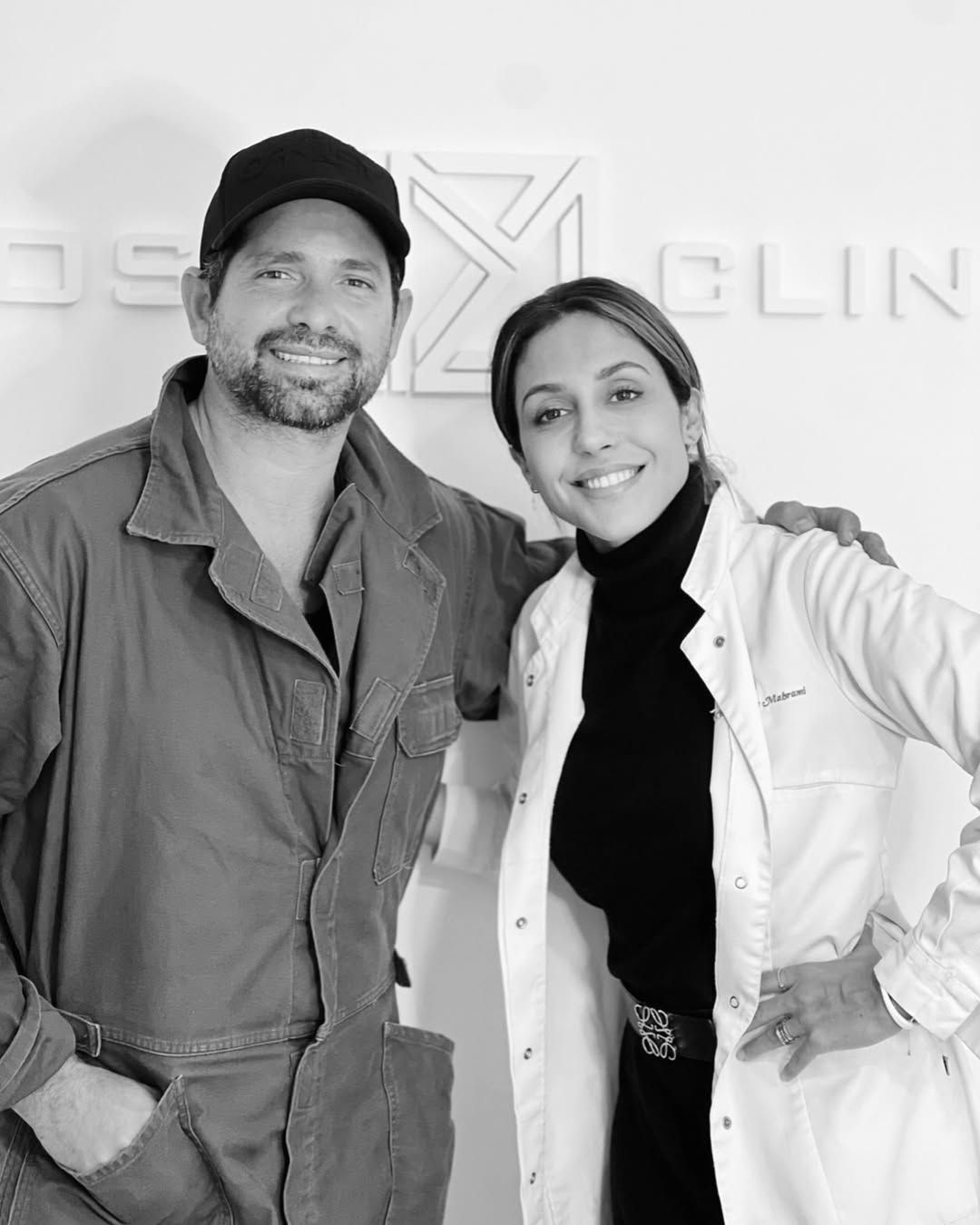 Una fotografía en blanco y negro de un hombre y una mujer posando para una foto.