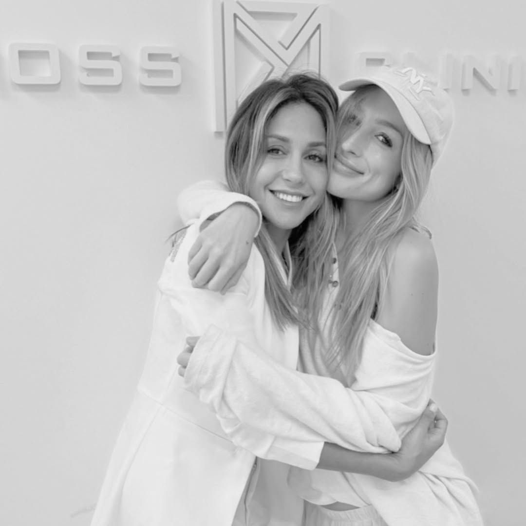 Una fotografía en blanco y negro de dos mujeres abrazándose.