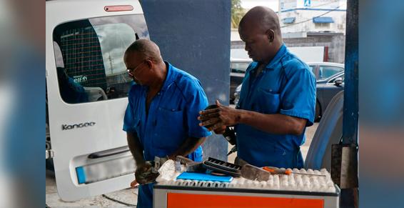 Deux hommes en combinaison bleue.