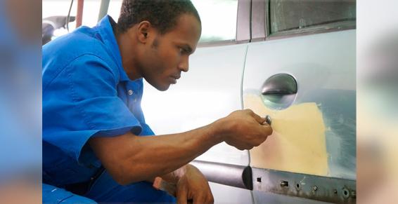 Un homme effectuant des travaux de carrosserie.