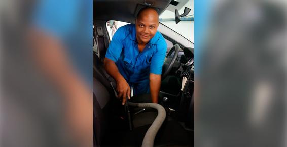 Un homme sur le siège conducteur d'une voiture.