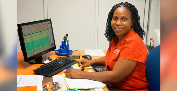 Une femme assise devant un ordinateur.