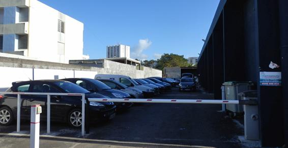 Des voitures garées.