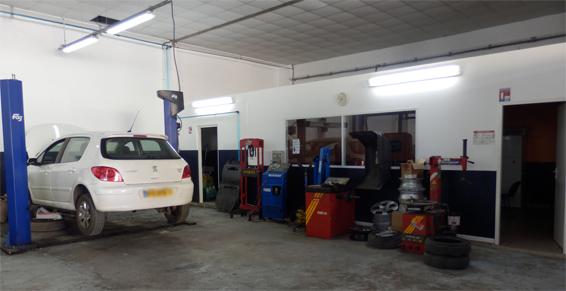 Une voiture blanche dans un garage.