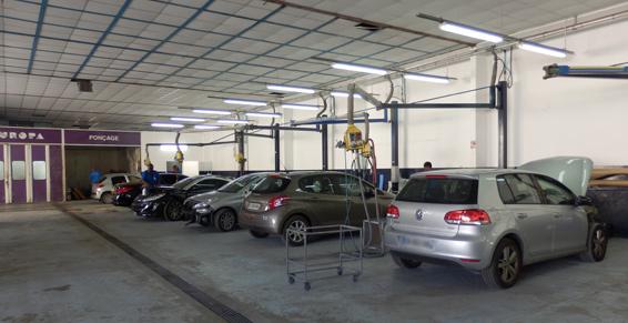 Plusieurs voitures dans un garage.