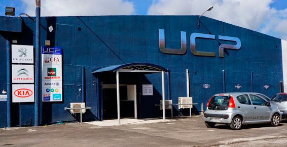 La devanture bleue de UCP Guadeloupe Carrosserie.