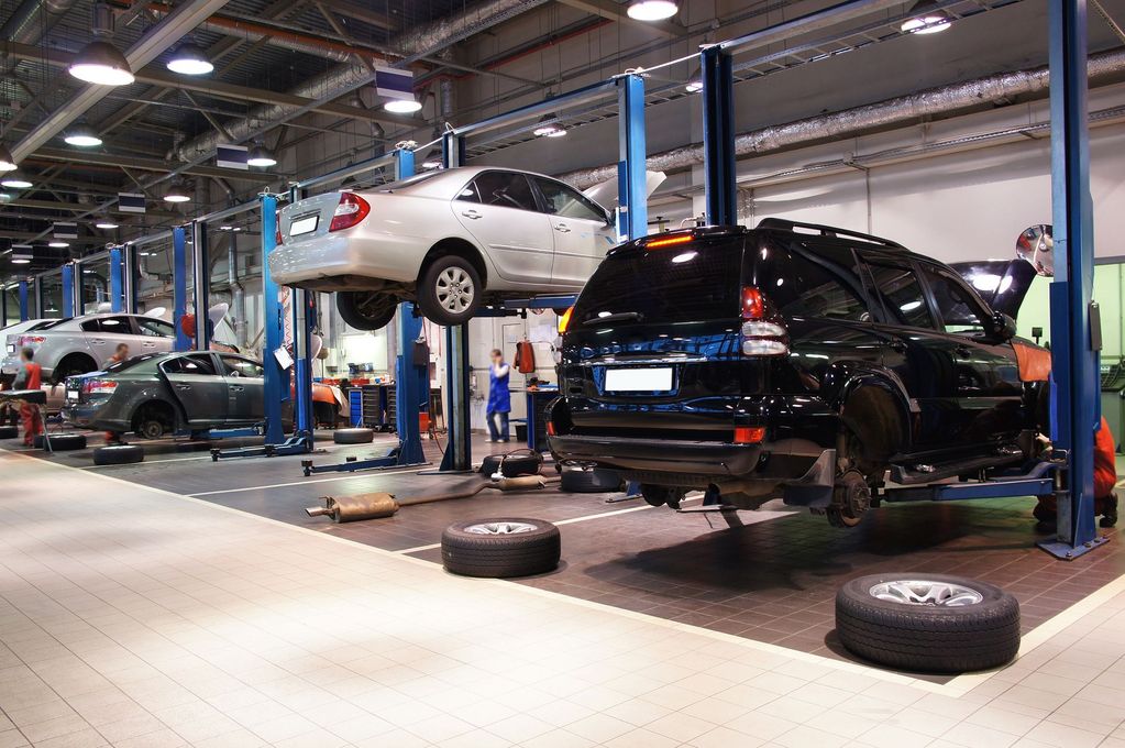 Des voitures suspendues dans un garage.