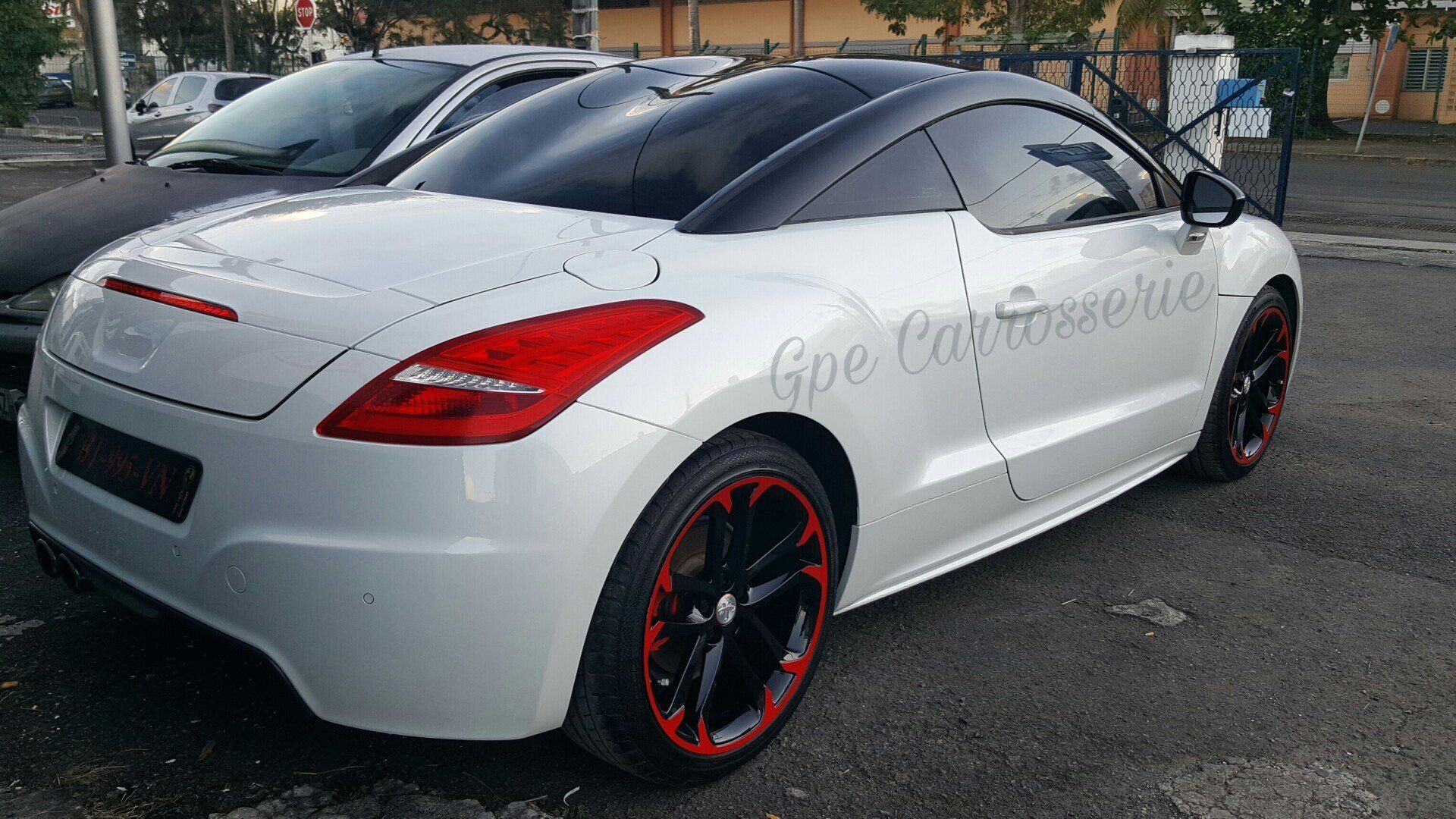 Une voiture blanche vue de l'arrière.