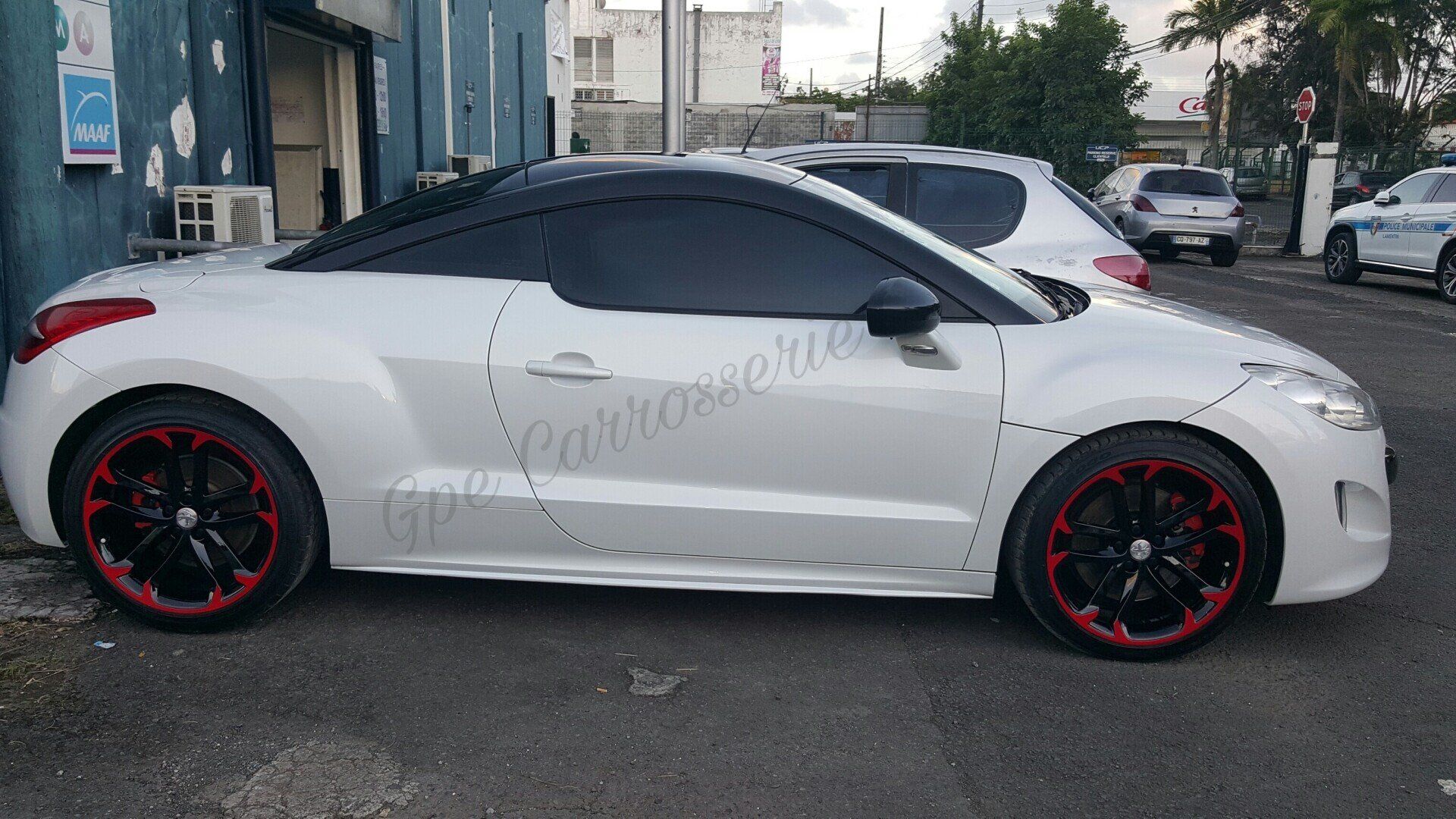 Une voiture blanche vue de côté.