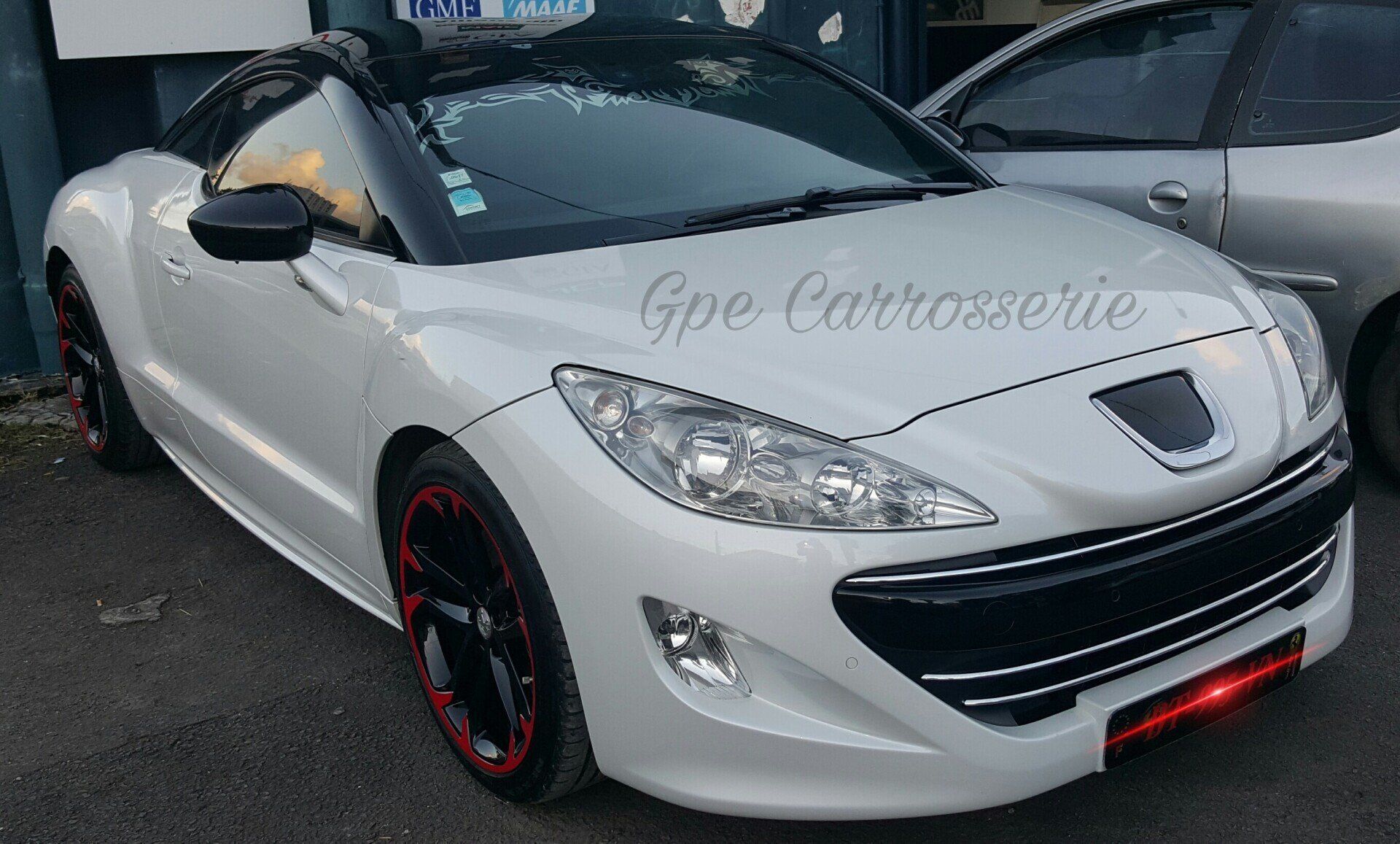 Une voiture blanche de face.