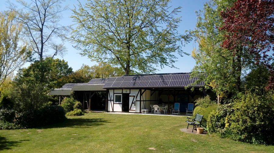 Ein Haus mit einer großen Wiese davor