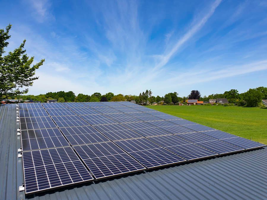 Ein Dach mit vielen Sonnenkollektoren darauf