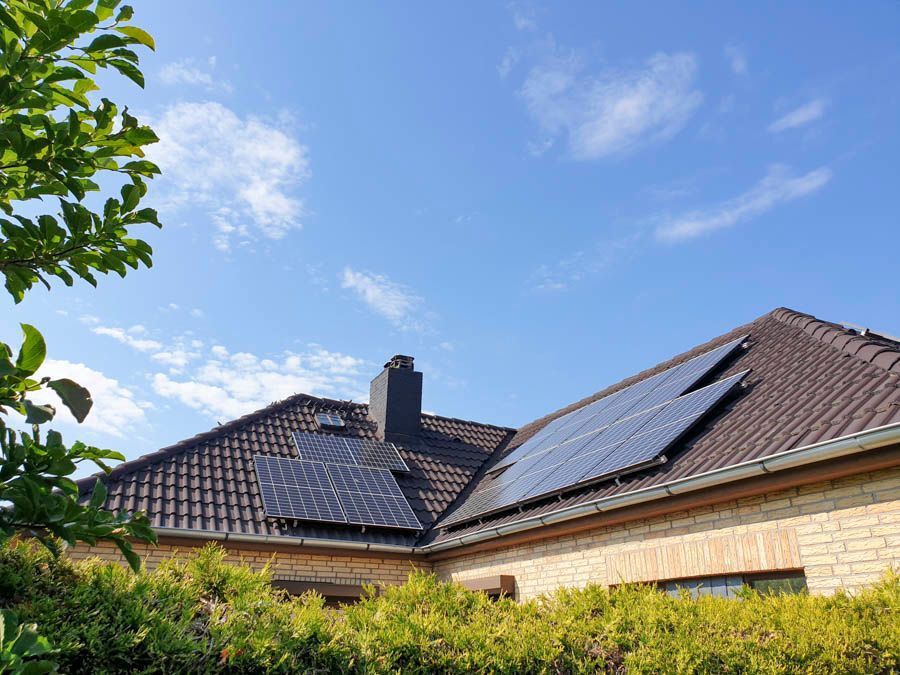 Ein Haus mit Sonnenkollektoren auf dem Dach.