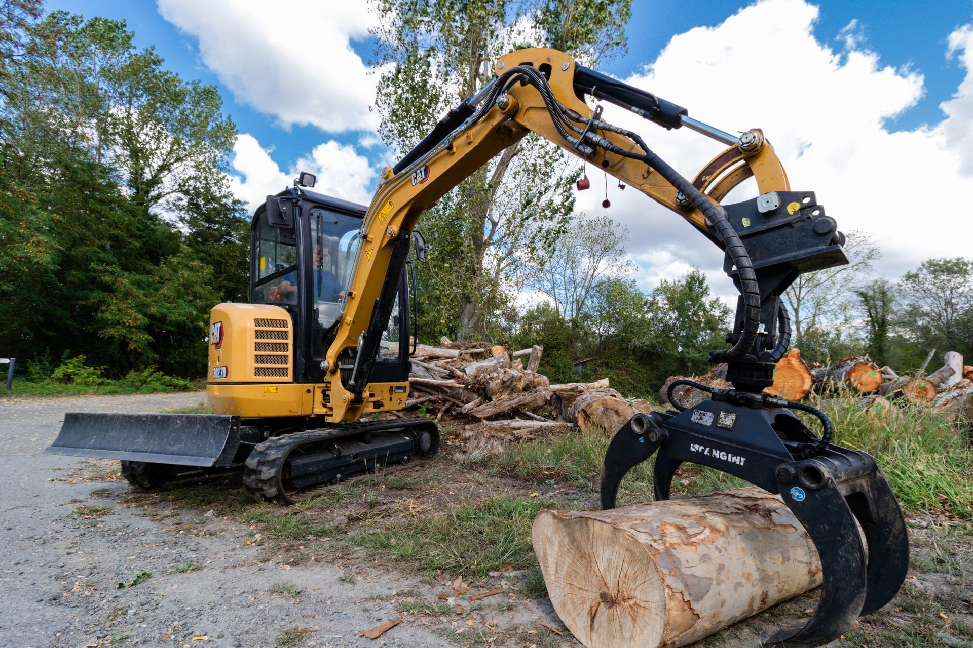 Minipelle attrapant un billot de bois