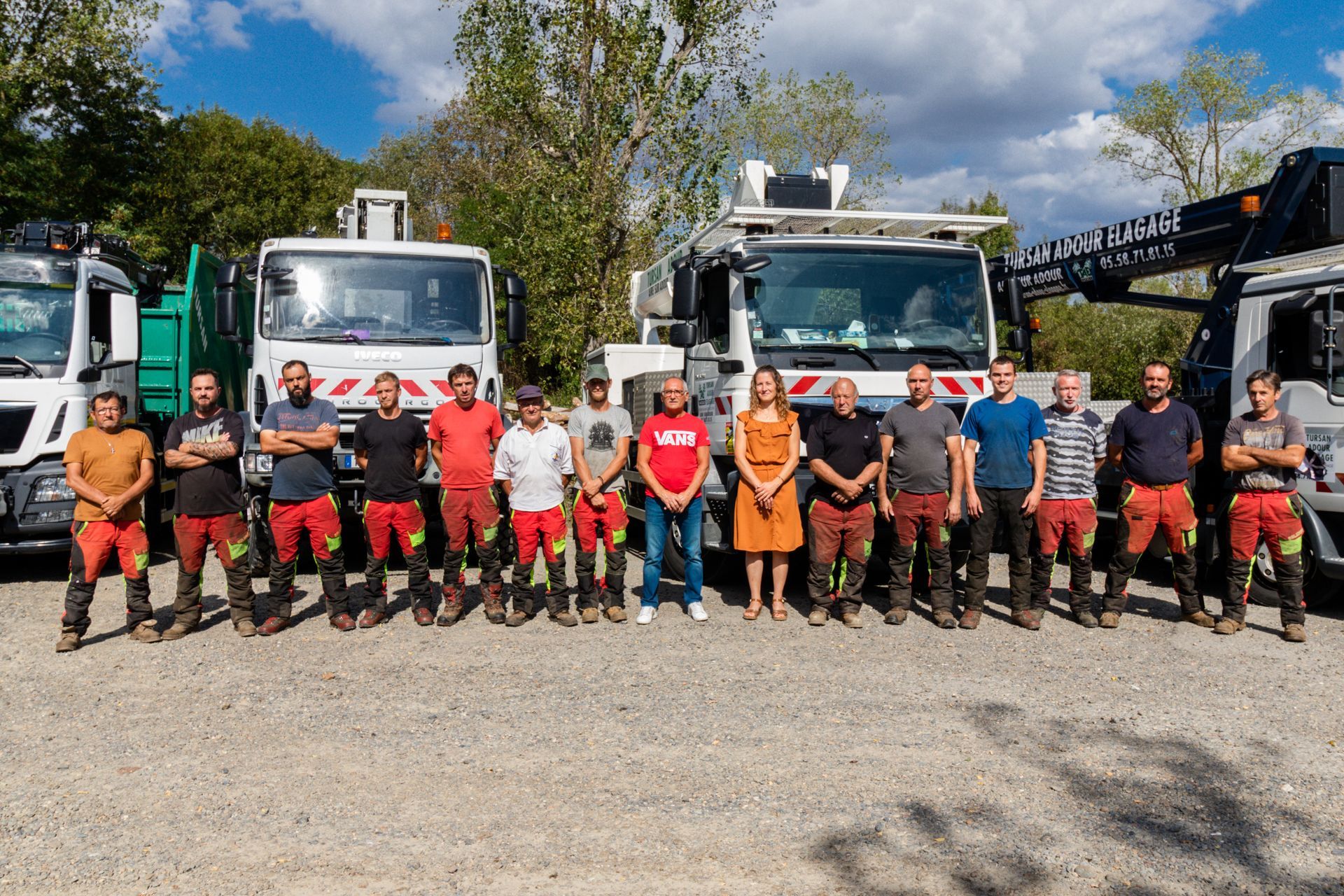 Équipe complète de Tursan Adour Élagage devant les camions de l'entreprise