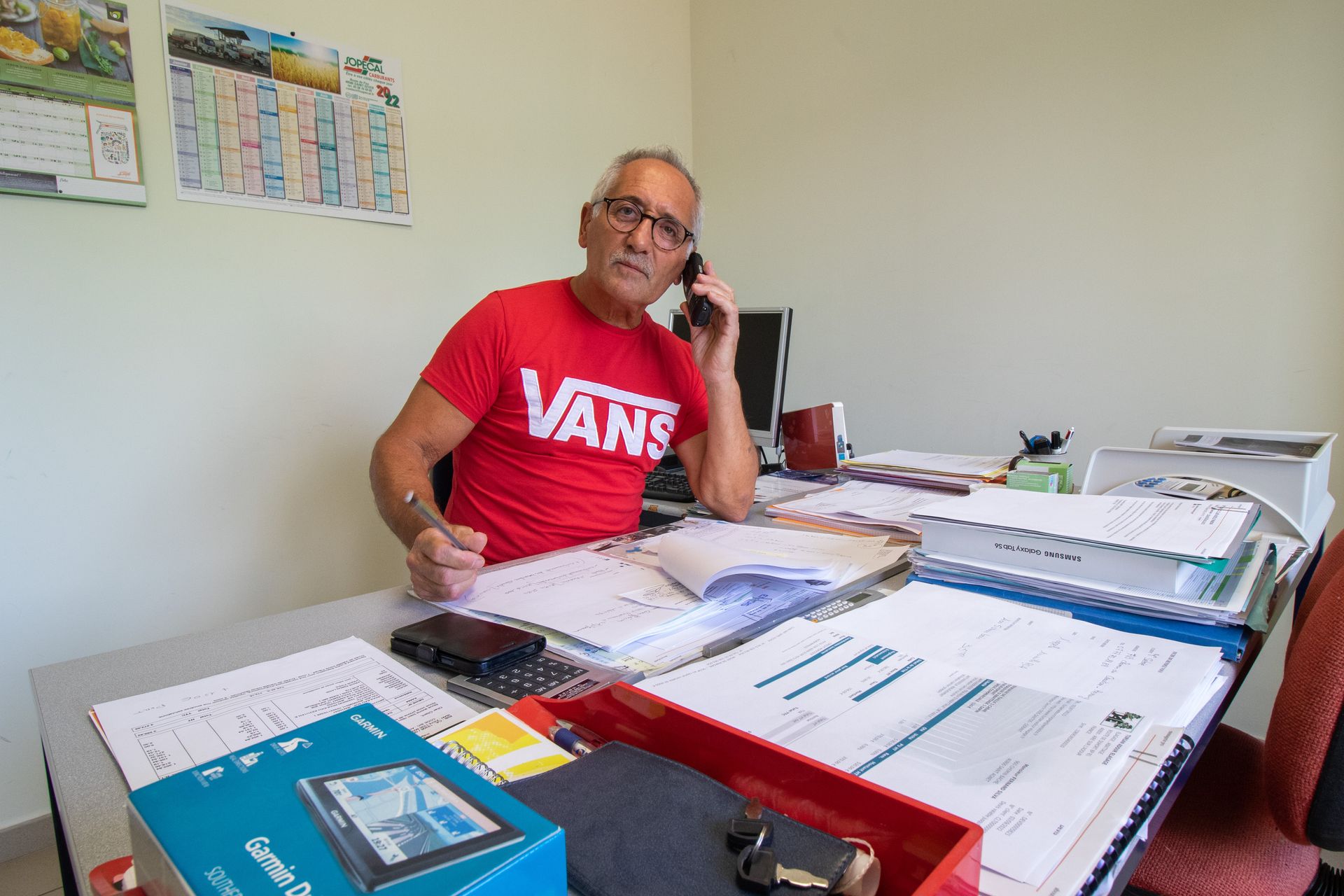 Monsieur Dos Santos au téléphone dans son bureau