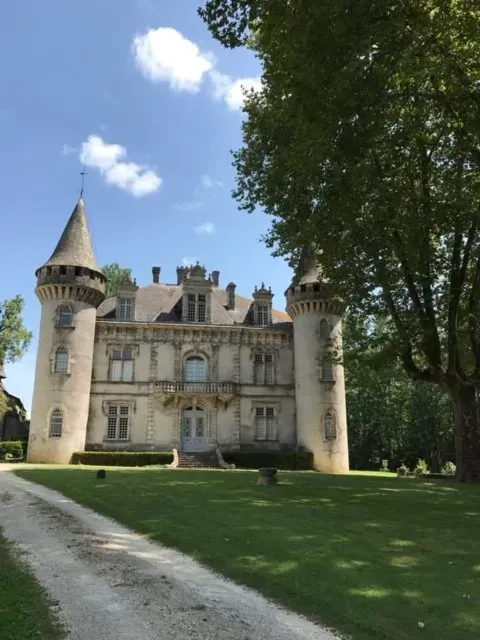 Parc d'un château avec sa pelouse bien tondue