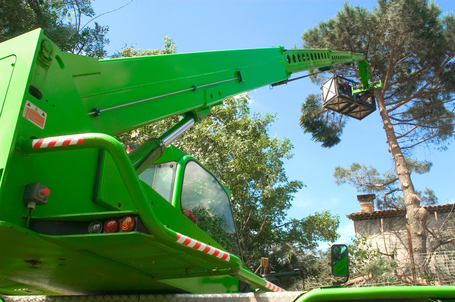 Élagueur sur une nacelle
