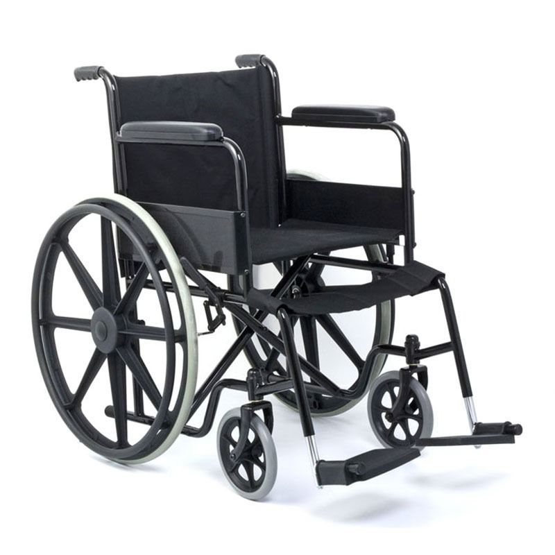 Silla de ruedas negra con ruedas traseras grandes, ruedas delanteras pequeñas, reposabrazos y reposapiés.