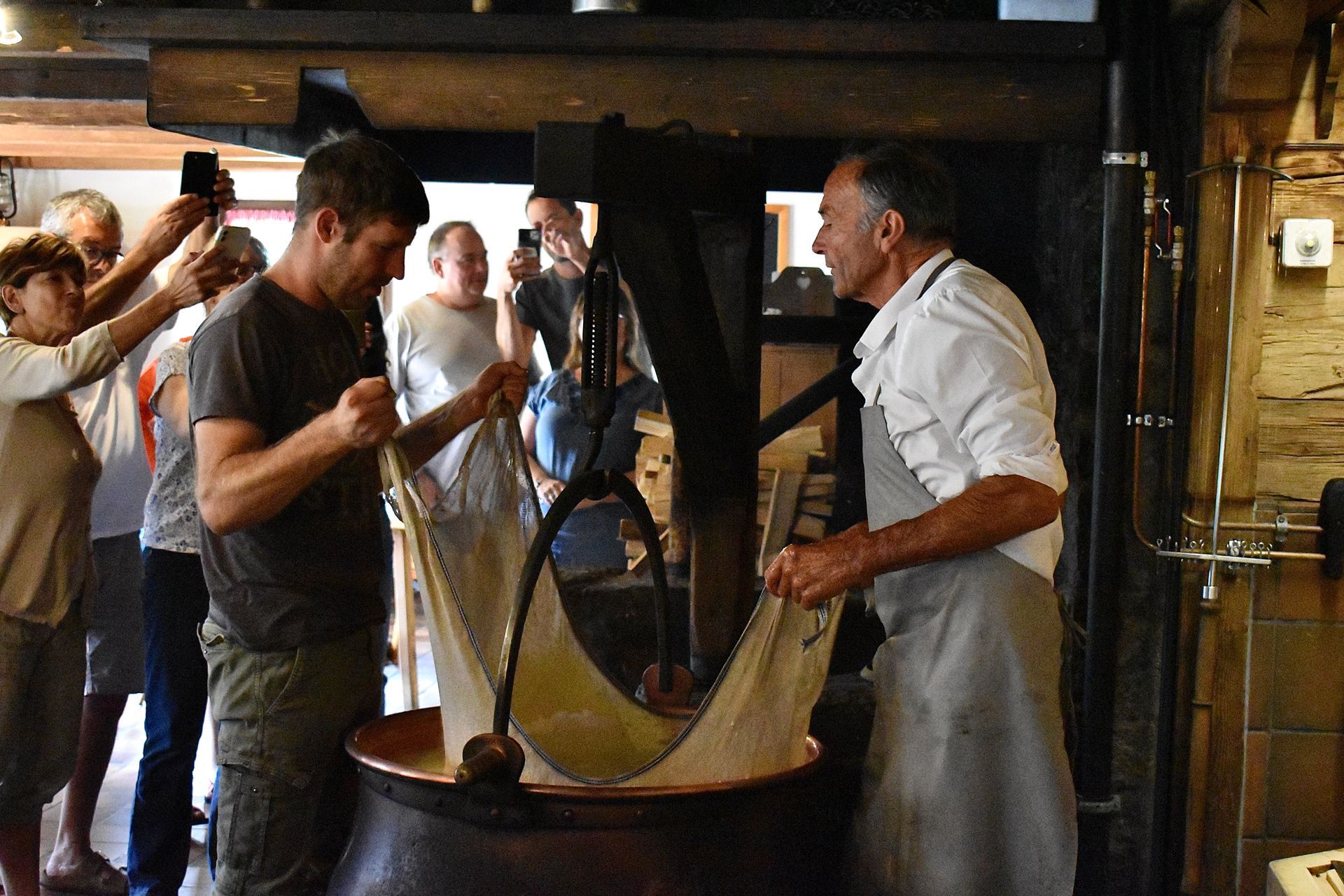 Le Chalet-Restaurant-Schaukäserei-Käseproduktion-Château-d'Oex