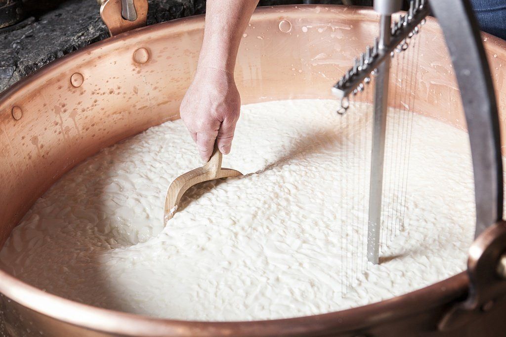 cheese-making-demonstration-shop-le-chalet-restaurant-château-d-Oex