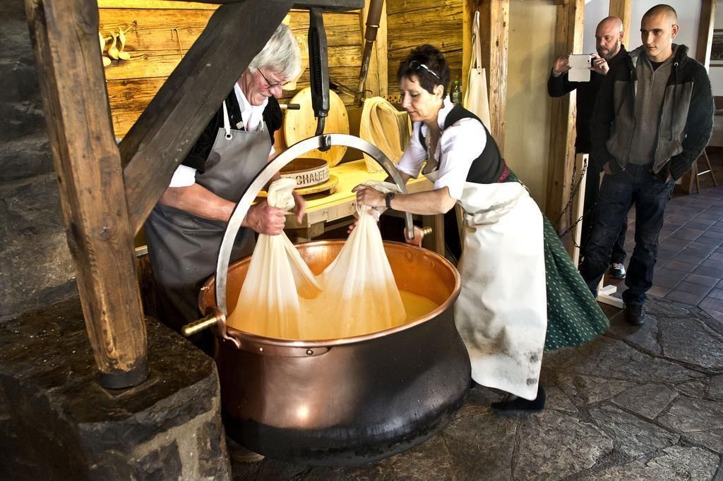 cheese-making-demonstration-shop-le-chalet-restaurant-château-d-Oex