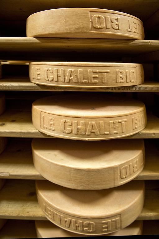 fabrication-fromage-et-magasin-le-chalet-restaurant-fromagerie-de-démonstration-château-d-Oex