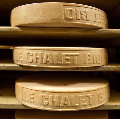 Le Chalet-cheese-making-demonstration-Restaurant-Château-d'Oex